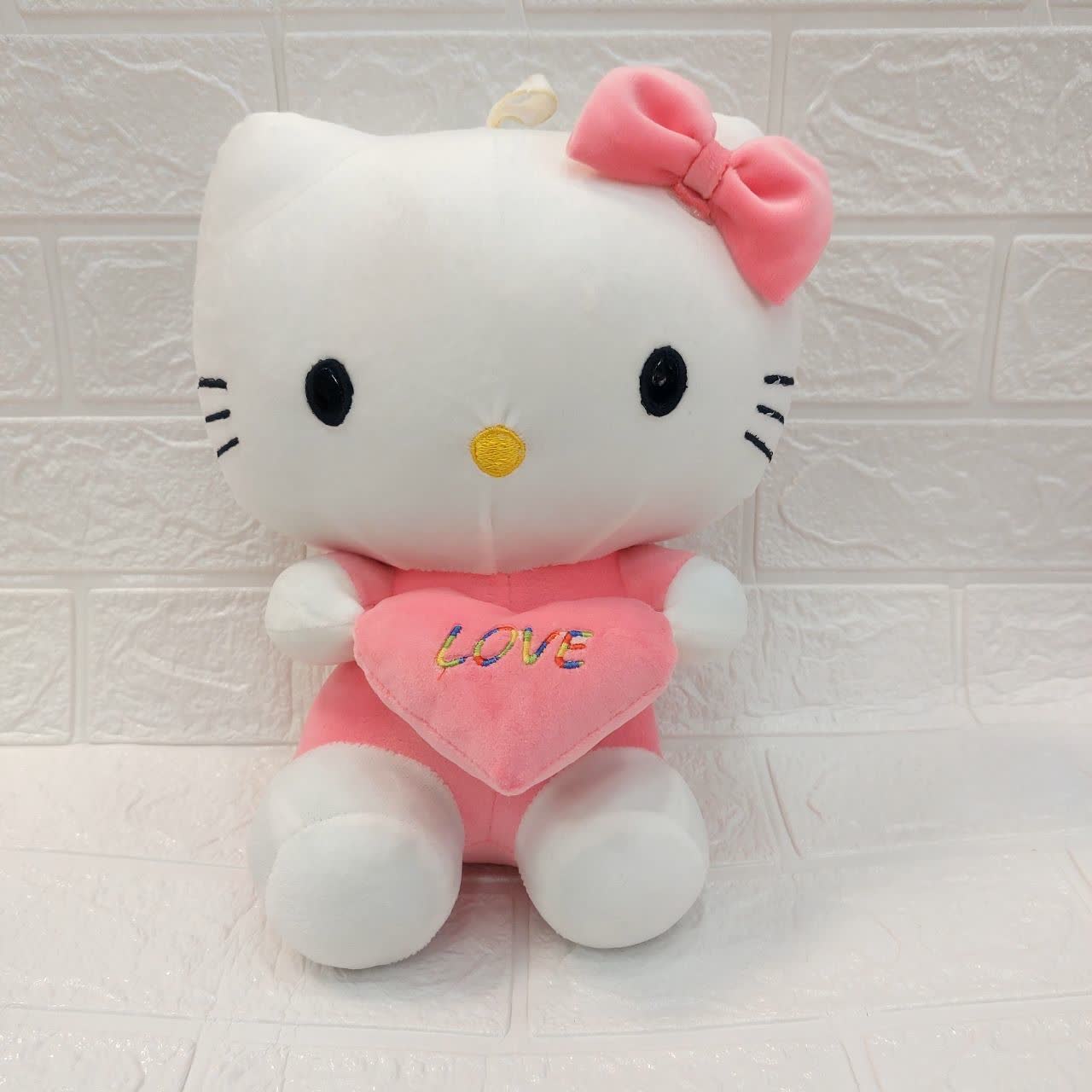 عروسک کیتی قلب به‌دست