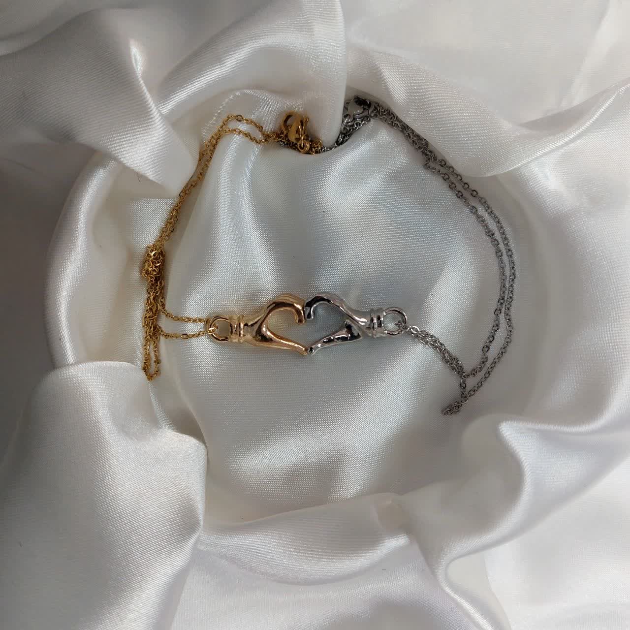 گردنبند مگنتی دست قلبی لاو